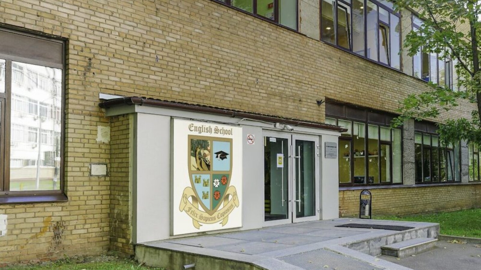 What makes the English International School stand out from other international schools in Moscow?
